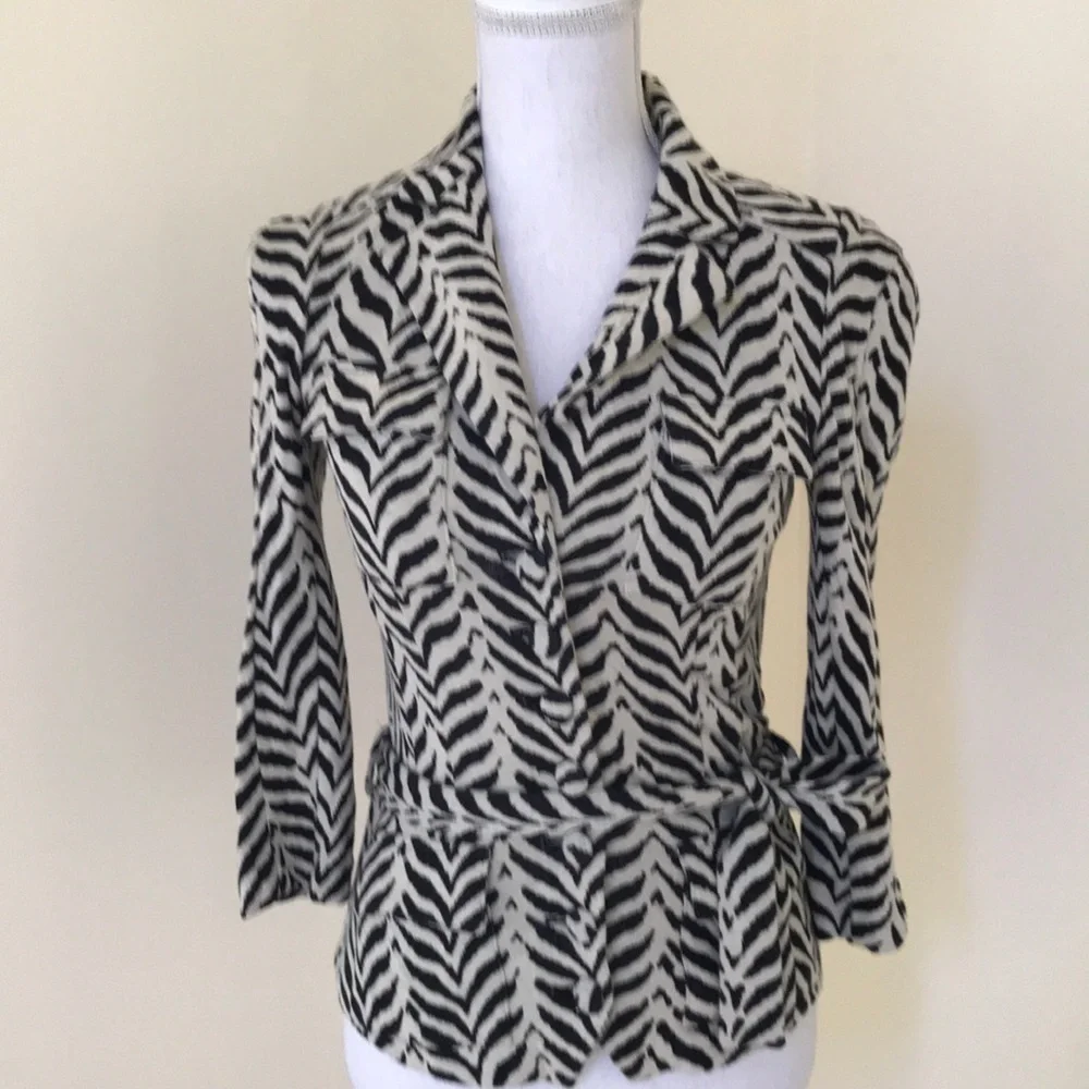 DVF size 2, black combo blazer with pockets
